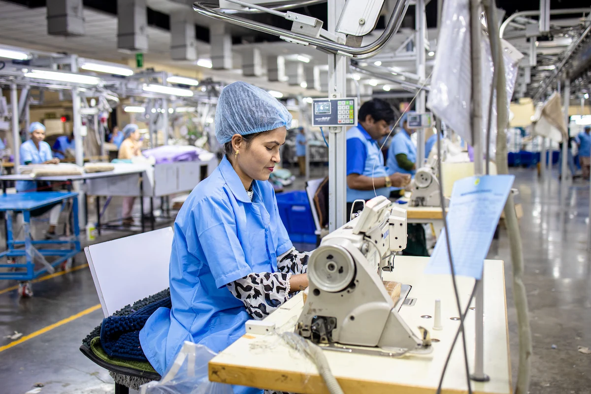 How to Choose the Right Garment Manufacturer for Your Brand